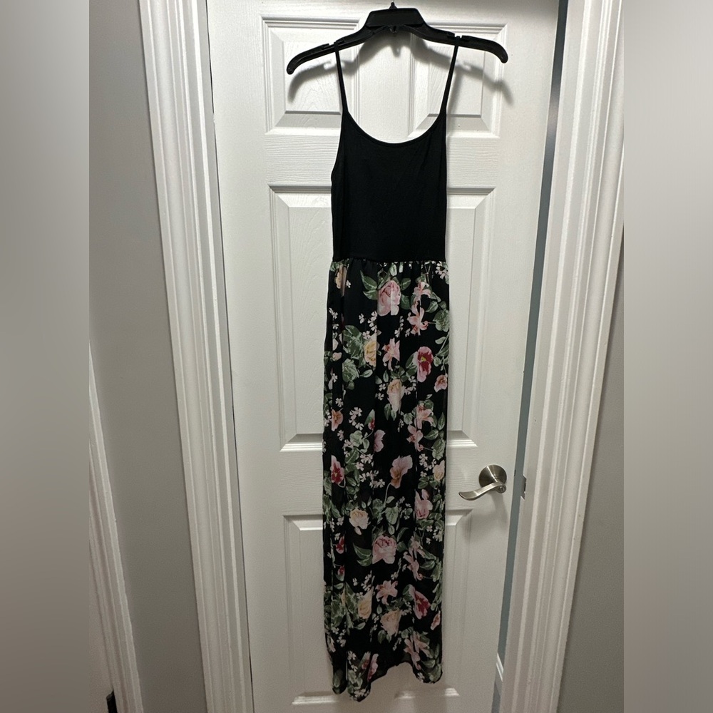 FOREVER 21 Black Floral Maxi Dress Size Small
